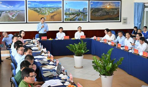 Lãnh đạo xã Nhà Bè báo cáo về những khó khăn vướng mắc tại địa phương. Ảnh: VIỆT DŨNG