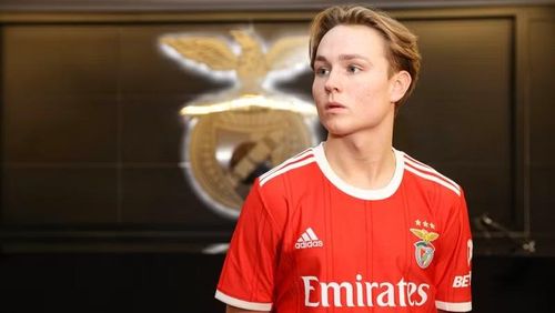 Hiện tại, Man United đang dẫn đầu cuộc đua giành chữ ký của Andreas Schjelderup khi sẵn sàng chi tới 60 triệu euro để đưa tài năng trẻ này về sân Old Trafford.