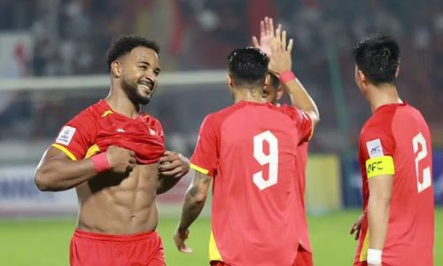 Hành động đặc biệt của tiền đạo Xuân Son sau khi ghi bàn vào lưới Malaysia.