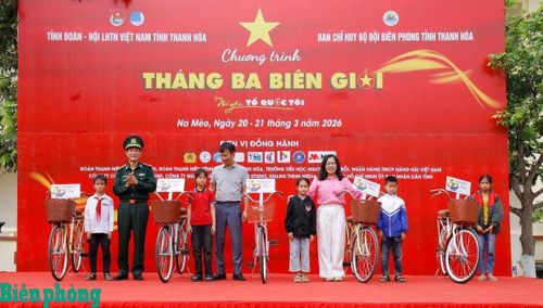 Đại diện Ban Chỉ huy Bộ đội Biên phòng tỉnh Thanh Hóa và các đơn vị đồng hành tặng xe đạp cho học sinh vùng biên trong Chương trình “Tháng Ba biên giới” năm 2026 do Tỉnh đoàn, Hội Liên hiệp Thanh niên tỉnh Thanh Hóa phối hợp với Ban Chỉ huy Bộ đội Biên phòng tỉnh tổ chức. Ảnh: Đơn vị cung cấp