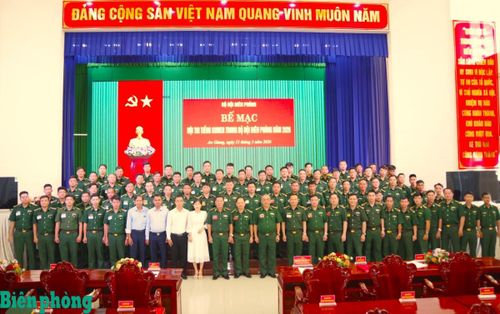 Ban Tổ chức hội thi và các thí sinh tham gia hội thi chụp hình lưu niệm. Ảnh: Lê Khoa
