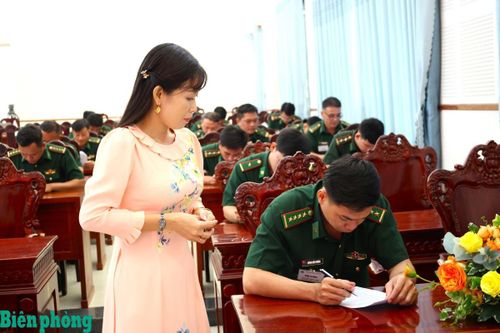 Các thí sinh tham gia thi phần kỹ năng viết. Ảnh: Lê Khoa