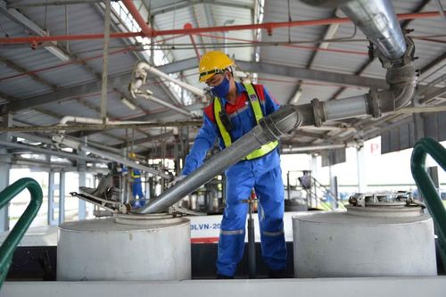 Theo giới chuyên gia, cần có cơ chế hấp dẫn để thu hút doanh nghiệp tham gia vào việc dự trữ xăng dầu