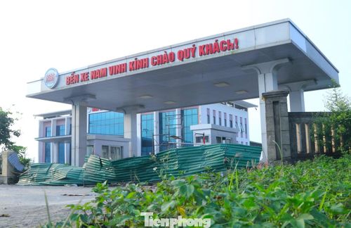 Tại hiện trường, bến xe Nam Vinh đã hoàn thành các hạng mục nhưng bỏ hoang nhiều năm qua. Cổng chính bến xe được bịt kín bằng tôn.