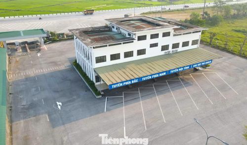 Ông Trần Anh Tuấn - Trưởng Phòng Quản lý vận tải Sở Xây dựng Nghệ An - cho biết để đưa Bến xe Nam Vinh đi vào hoạt động, chủ đầu tư phải sửa chữa, hoàn thiện các hạng mục hiện nay của bến xe đang bị hư hỏng. Sau đó, Sở mới nghiệm thu để đưa bến xe vào hoạt động. “Đầu năm, chủ đầu tư có thông báo đề xuất với Sở xin sửa chữa lại các hạng mục của bến xe. Hiện đơn vị chưa thông báo với Sở hoàn thiện việc sửa chữa để nghiệm thu”, ông Tuấn nói.