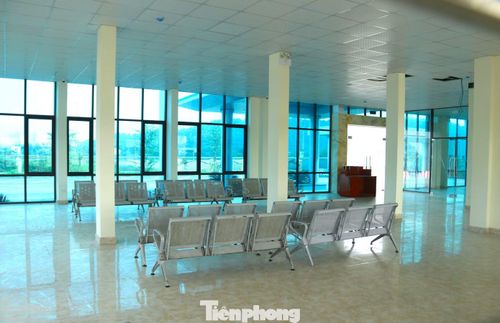 Bên trong nhà ga, nhà điều hành đã được chủ đầu tư lắp đặt bàn ghế và một số máy móc để đón khách.