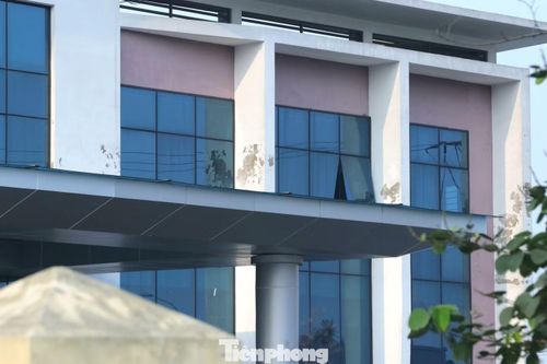 Nhà ga, nhà điều hành chính của bến đã xuống cấp.