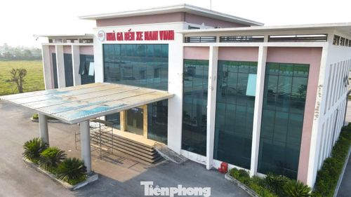 Tháng 3/2023, Bến xe Nam Vinh đã hoàn thành các hạng mục xây dựng chính như nhà ga, bãi đỗ xe, nhà để xe, nhà chờ hành khách, đường nội bộ, dự kiến sẵn sàng hoạt động. Tuy nhiên thời điểm này bến xe chưa được đấu nối ra vào quốc lộ nên dự án buộc phải “đắp chiếu”.