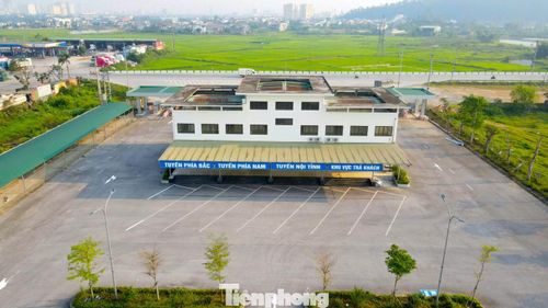 Tuy nhiên, do thời gian dài không sử dụng, cộng với ảnh hưởng của mưa bão nên các hạng mục bên trong đã bị hư hỏng, bến xe vẫn chưa thể đưa vào hoạt động.