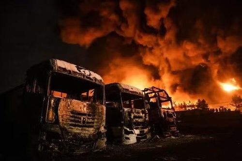 Một vụ hỏa hoạn bùng phát tại kho chứa dầu Shahran ở Tehran sau một vụ không kích ngày 10/3. Ảnh: Anadolu.