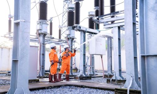 Công nhân điện lực vệ sinh trạm biến áp, bảo đảm vận hành an toàn, ổn định hệ thống điện.