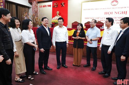 Các ứng cử viên đại biểu HĐND tỉnh khóa XIX trò chuyện với cử tri tại hội nghị tiếp xúc cử tri ở xã Đức Thọ (ngày 27/2/2026).