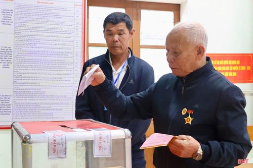 Cử tri gửi trọn niềm tin vào lá phiếu bầu cử.