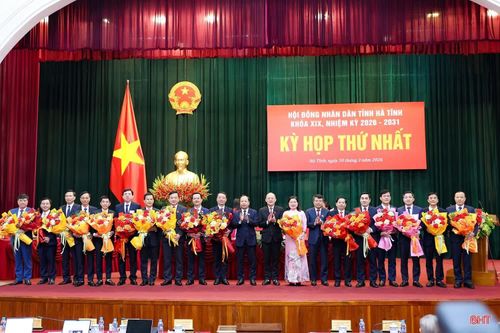 Đồng chí Nguyễn Duy Lâm - Ủy viên BCH Trung ương Đảng, Bí thư Tỉnh ủy và các đồng chí Thường trực HĐND tỉnh tặng hoa chúc mừng lãnh đạo UBND tỉnh và các Ủy viên UBND tỉnh nhiệm kỳ 2026-2031. 