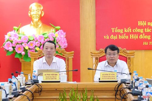Đồng chí Phan Thiên Định - Phó Bí thư Tỉnh ủy, Chủ tịch UBND tỉnh và đồng chí Dương Tất Thắng - Ủy viên BTV Tỉnh ủy, Phó Chủ tịch Thường trực HĐND tỉnh chủ trì điểm cầu Hà Tĩnh.