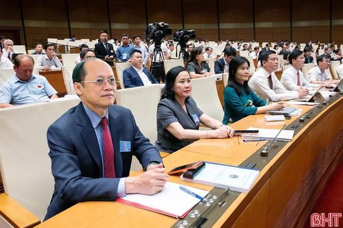 Đồng chí Nguyễn Hồng Lĩnh - Phó Bí thư Thường trực Tỉnh ủy, Chủ tịch HĐND tỉnh và các đồng chí Ủy viên BTV Tỉnh ủy, lãnh đạo các sở, ngành liên quan dự hội nghị tại điểm cầu chính.