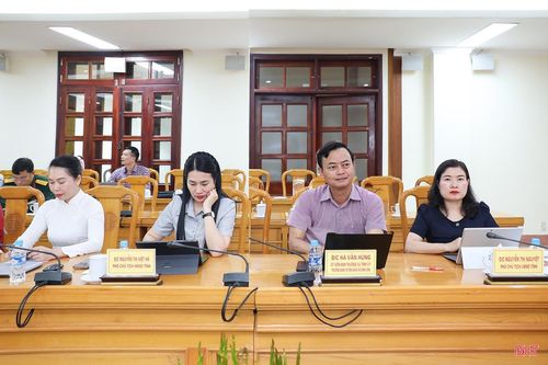 Đại biểu tại điểm cầu Hà Tĩnh theo dõi hội nghị.