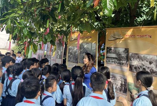 Học sinh Trường Tiểu học Linh Tây (phường Linh Xuân) nghe thuyết minh triển lãm "Trẻ em thời chiến".
