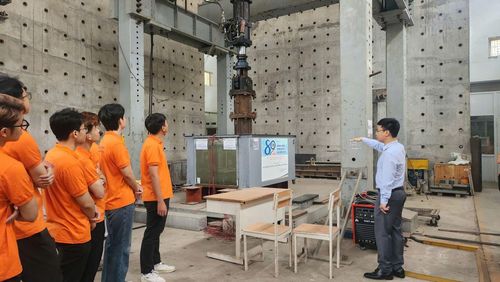 Sinh viên khoa Công trình, Trường Đại học Giao thông vận tải trong giờ học thí nghiệm tại Nhà trường. Ảnh: Lê Vân