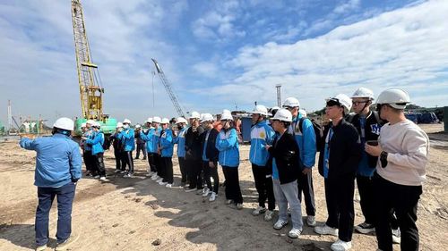 Sinh viên đi thực tế tại công trường. Ảnh: NVCC