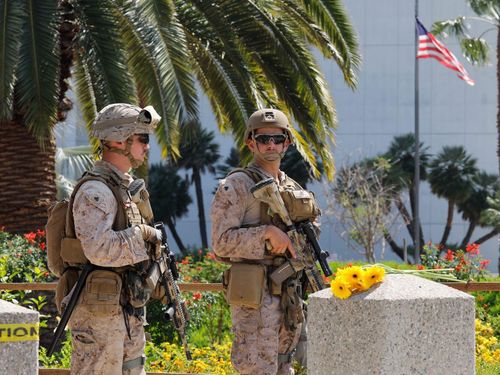 Binh sĩ thuộc lực lượng thủy quân lục chiến Mỹ gác tại Los Angeles, California. Ảnh: THX/TTXVN