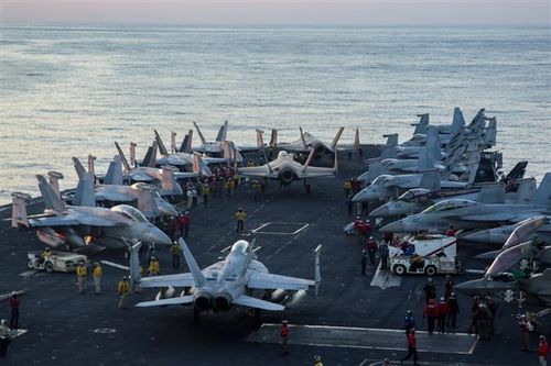 Tàu sân bay USS Abraham Lincoln lớp Nimitz của Mỹ được điều động hỗ trợ chiến dịch tấn công quân sự Iran, ngày 28/2/2026. Ảnh: Hải quân Mỹ/TTXVN