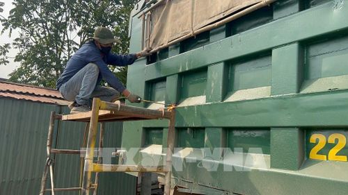 Ngoài việc xử lý hành chính, lực lượng chức năng yêu cầu các chủ phương tiện cưa cắt, dỡ bỏ phần cơi nới vi phạm, khôi phục tình trạng ban đầu trước khi đưa vào hoạt động. Ảnh: Hùng Mạnh - TTXVN 