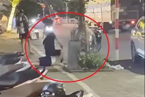 Chỉ vì một va chạm giao thông nhỏ nhặt, hai đối tượng hành hung dã man nam sinh không quen biết