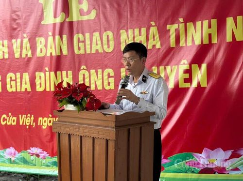 Đại tá Mai Xuân Hưởng, Bí thư Đảng ủy, Chính ủy Lữ đoàn 126 phát biểu tại buổi lễ bàn giao nhà tình nghĩa.