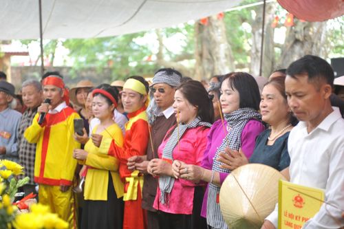 Không chỉ dừng lại ở giá trị giải trí, “cơm thi cá giải” còn là một nghi thức văn hóa mang đậm yếu tố tín ngưỡng, khi thành quả lao động được dâng lên thần linh như lời tri ân và cầu phúc cho xóm làng.