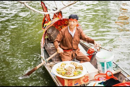 Mâm cỗ hình thành sau mỗi vòng chèo.
