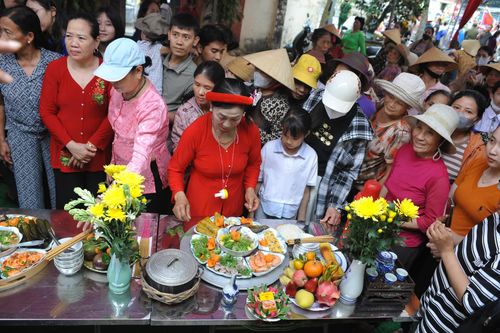 Sửa soạn mâm cơm, chuẩn bị chấm giải.