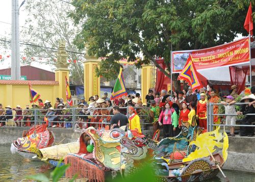 Thành viên các đội thi trong trang phục truyền thống tập trung tại bến trước trước giờ thi