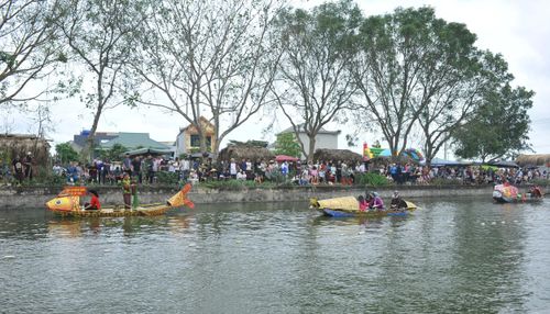 Trò “Cơm thi cá giải” là trò diễn được mong đợi tại hội làng Quỳ Chử.