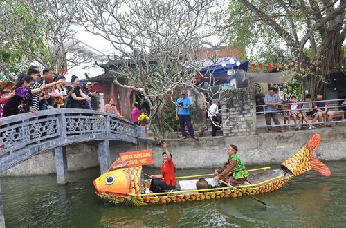 Các đội thi nhận được sự cổ vũ trên bờ...