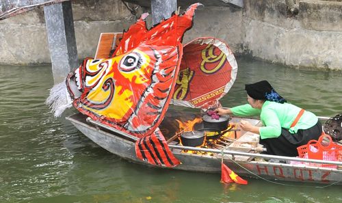 Nổi lửa dưới lòng thuyền.