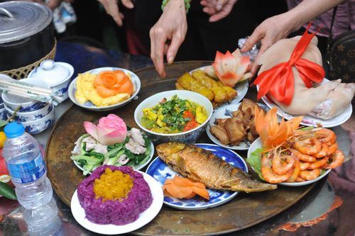 Mâm cơm được trang trí khéo léo, đẹp mắt.