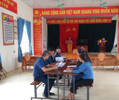 Thôn Thanh Sơn tuyên truyền và chia sẻ kinh nghiệm chăn nuôi cho một số hộ nghèo.