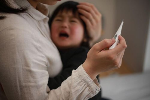 Các biểu hiện thường gặp ở bệnh nhi khi nhập viện gồm sốt cao liên tục.