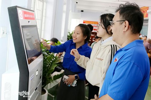 Đoàn viên thanh niên phường Tam Hiệp hỗ trợ người dân đăng ký thực hiện thủ tục hành chính trực tuyến tại Trung tâm Phục vụ hành chính công của phường. Ảnh: Hải Quân
