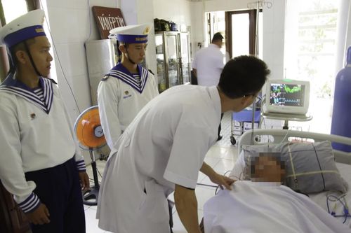 Bác sĩ thăm khám cho bệnh nhân.