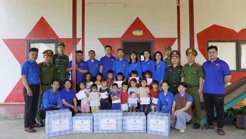 Đoàn Thanh niên xã Sin Suối Hồ, phường Tân Phong, phường Đoàn Kết tặng quà các em thiếu nhi.