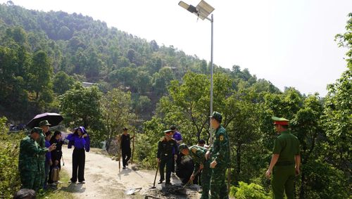 Đoàn viên, thanh niên tình nguyện hoàn thành Công trình "Thắp sáng đường biên".