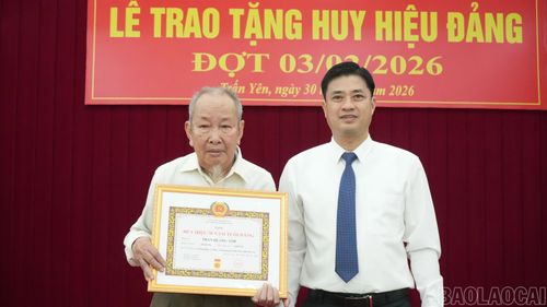 Trao Huy hiệu 70 năm tuổi Đảng cho đảng viên Trần Quang Ánh, chi bộ thôn Cổ Phúc 9.