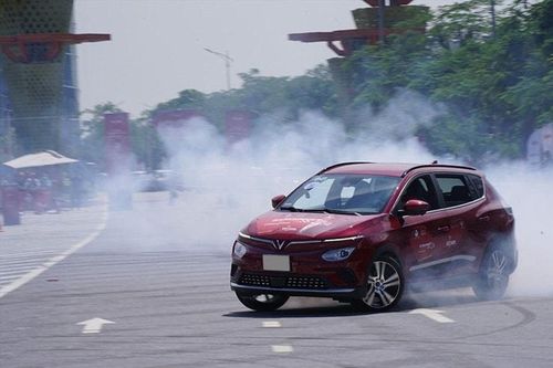 Xe được trang bị đầy đủ các tính năng an toàn chủ động và thụ động.