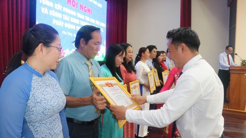 Chủ tịch UBND phường Nguyễn Văn Nghị (bên phải) trao tặng danh hiệu Chiến sĩ thi đua cơ sở cho các cá nhân.