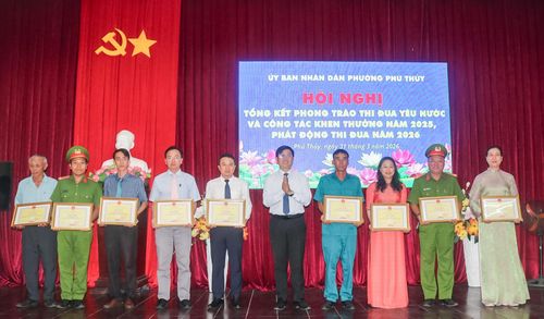 Thừa ủy quyền, lãnh đạo phường Phú Thủy trao Bằng khen của Chủ tịch UBND tỉnh cho các tập thể và cá nhân có thành tích xuất sắc năm 2025