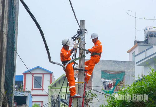 Đội Quản lý Điện lực khu vực Nam Định luôn đảm bảo an toàn lao động trong hoạt động sửa chữa.