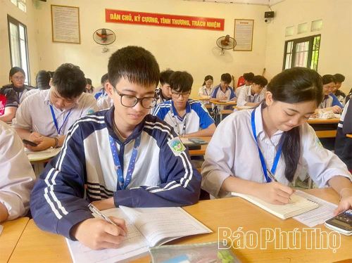 Học sinh Vũ Tuấn Minh, lớp 11A1 - Trường THPT Yên Lập là một trong hai thủ khoa môn Vật lí tại Kỳ thi chọn học sinh giỏi lớp 12 THPT cấp tỉnh năm học 2025 - 2026.