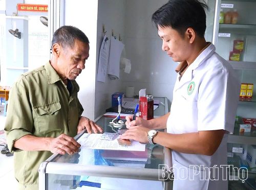 Người bệnh đến thăm khám tại Trạm Y tế xã Quảng Yên.